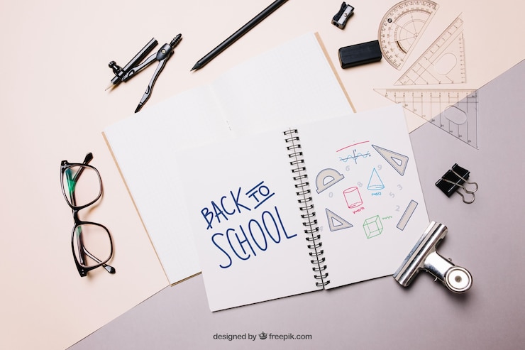 PSD grátis back to school maquete com papel e caderno
