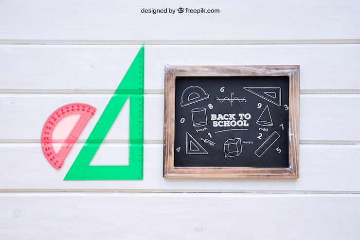 PSD grátis back to school mockup com ardósia e definir quadrados