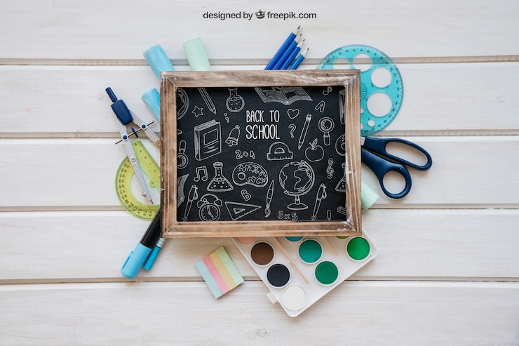 PSD grátis back to school mockup com ardósia em objetos escolares