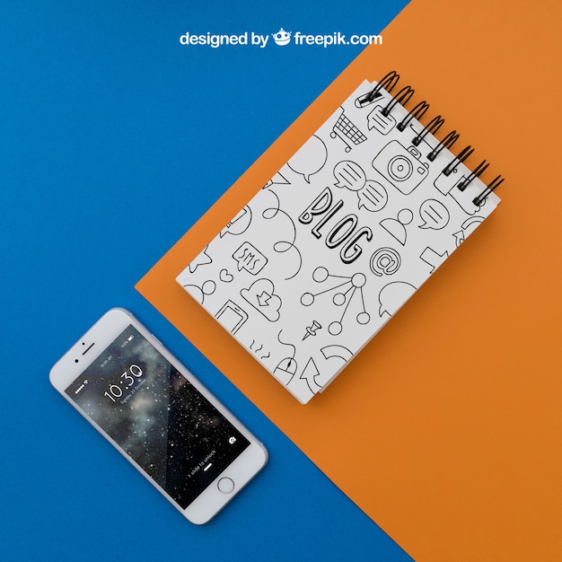 Bloco de notas e smartphone em fundo laranja e azul