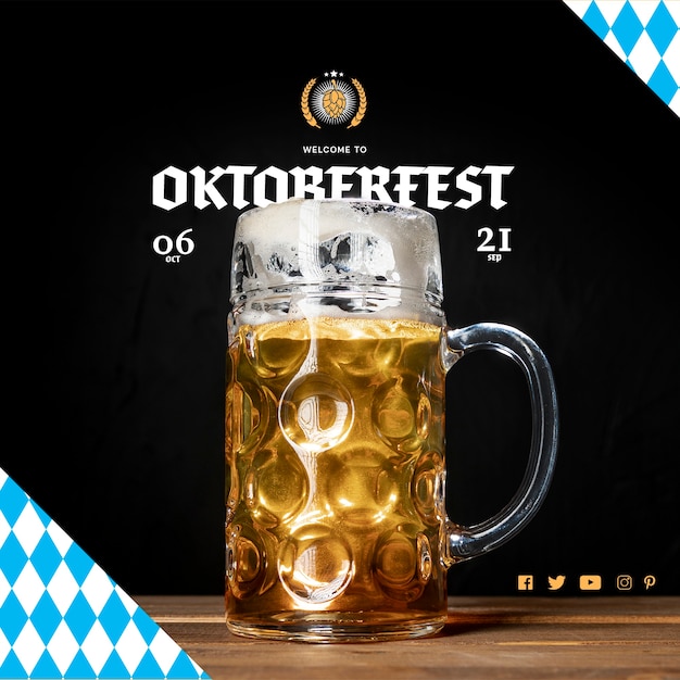 Caneca de cerveja deliciosa oktoberfest em uma tabela