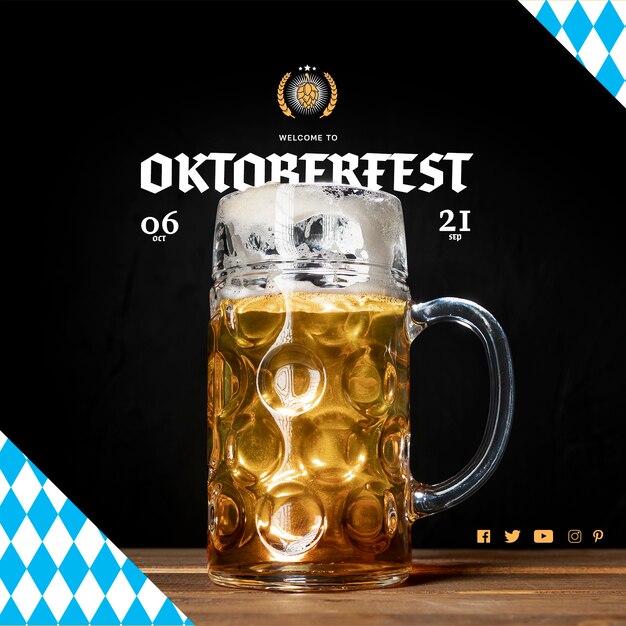 Caneca de cerveja deliciosa oktoberfest em uma tabela