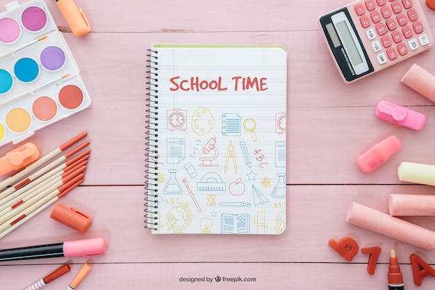 Composição rosa de volta à escola com caderno