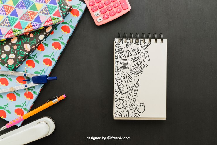 PSD grátis cool composição com caderno e materiais escolares