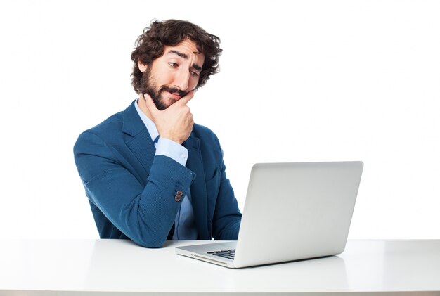 Empregado que toca em seu queixo enquanto pensava