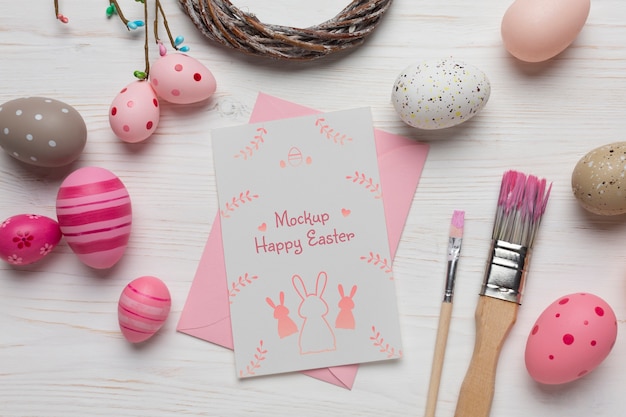 Feliz design de maquete de cartão de páscoa com ovos de páscoa