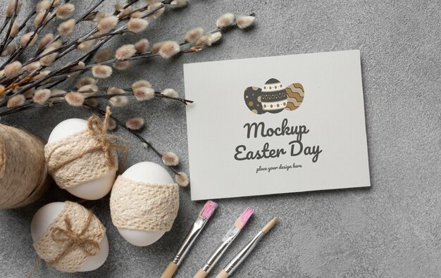 Feliz design de maquete de cartão de páscoa com ovos de páscoa