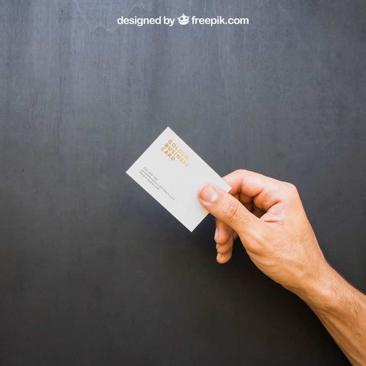 PSD grátis hand holding golden business card