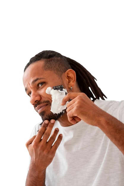 Homem de tiro médio fazendo a barba