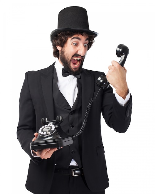 Homem elegante gritando com um telefone velho