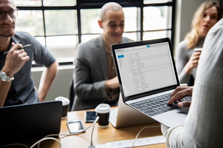 PSD grátis homem, verificar, seu, email, laptop