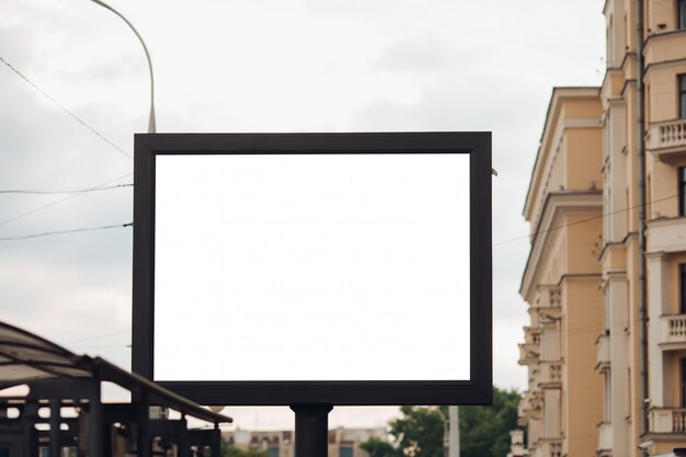 Imagem de um grande pátio externo para exibir anúncios ao lado da avenida