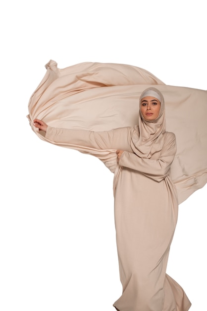 Jovem mulher usando hijab isolada