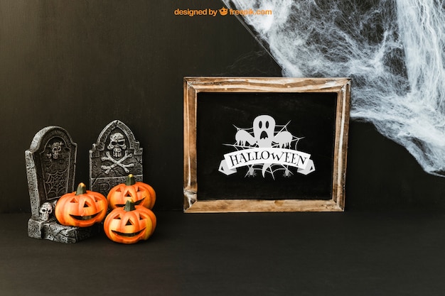 Maquete de ardósia de halloween com abóboras em lápides