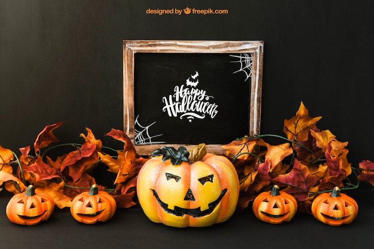 PSD grátis maquete de ardósia de halloween com cinco abóboras