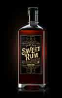 PSD grátis maquete de garrafa de rum quadrado escuro com etiqueta