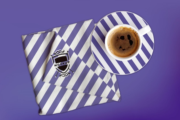 Maquete de logotipo em guardanapo de jantar e xícara de café