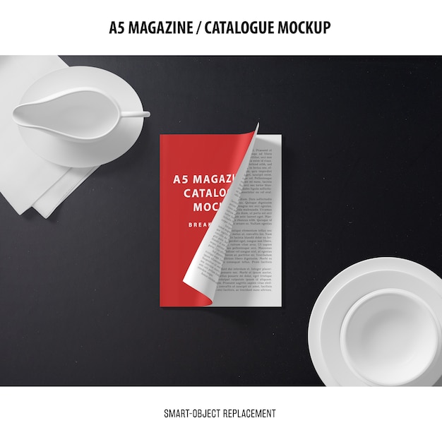 PSD grátis maquete do catálogo de capas de revistas a5