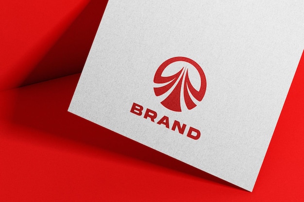 Maquete do logotipo vermelho em relevo em papel kraft