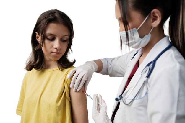 Médico administrando vacina
