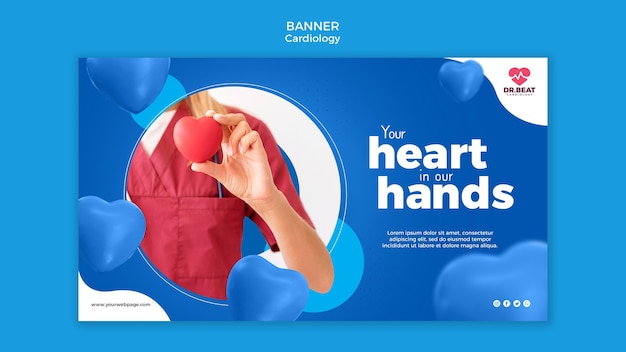 Médico de cardiologia segurando um modelo da web de banner de coração de brinquedo