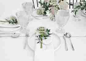 PSD grátis mesa preparada para comer com talheres e flores decorativas
