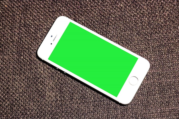 PSD grátis mobile tela verde com fundo marrom
