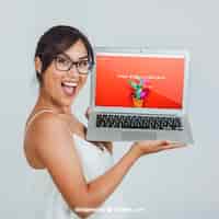 PSD grátis mock up design com mulher rindo e laptop
