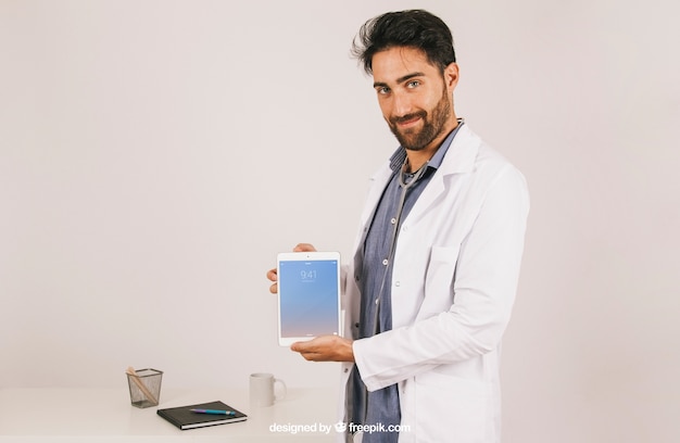 PSD grátis mock up with medical doctor holding tablet