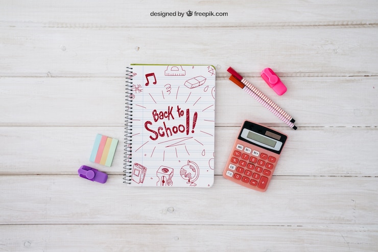 PSD grátis modelo de volta à escola com caderno e calculadora