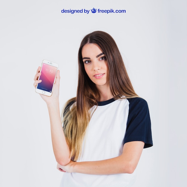 Mulher bonita que segura o smartphone