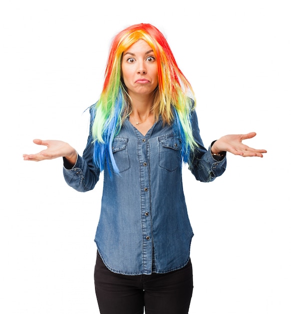 Mulher confusa com a peruca colorida