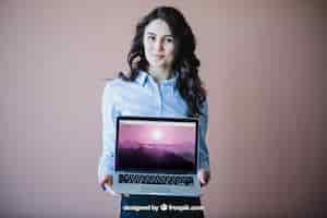 PSD grátis mulher de negócios elegante apresentando laptop