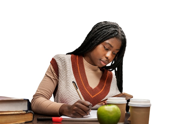 Mulher de tiro médio a estudar.