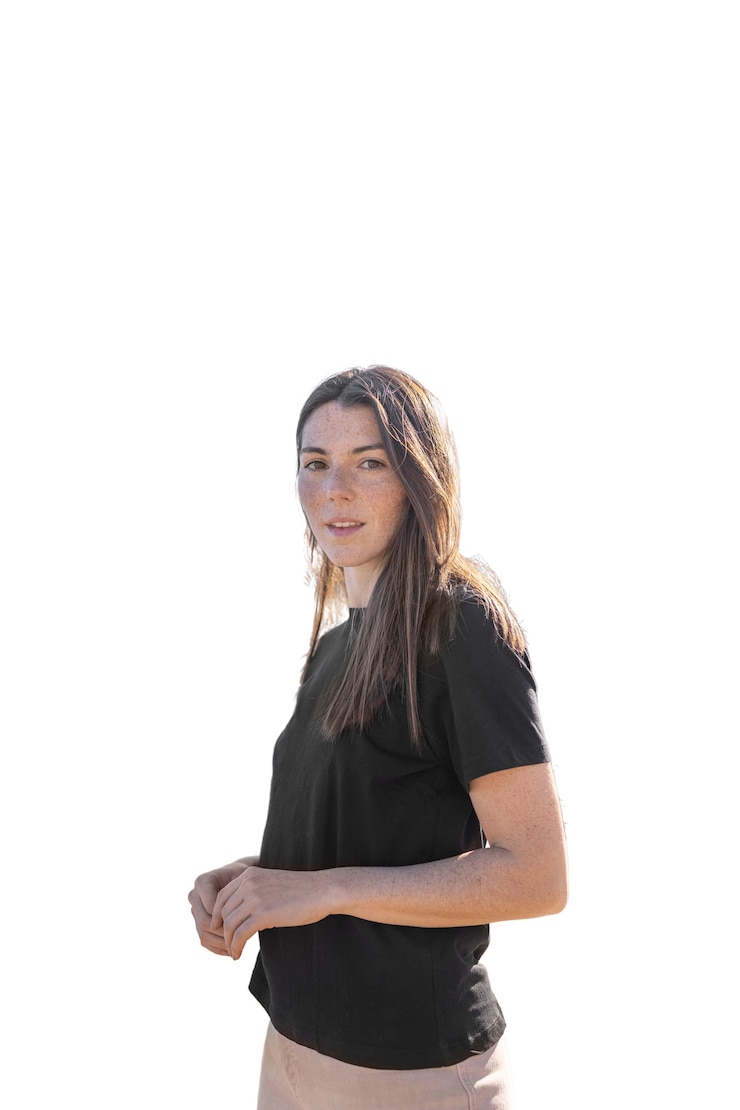 PSD grátis mulher de tiro médio com camisa em branco