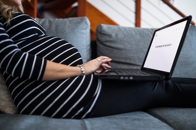 Mulher grávida, sofá, usando computador