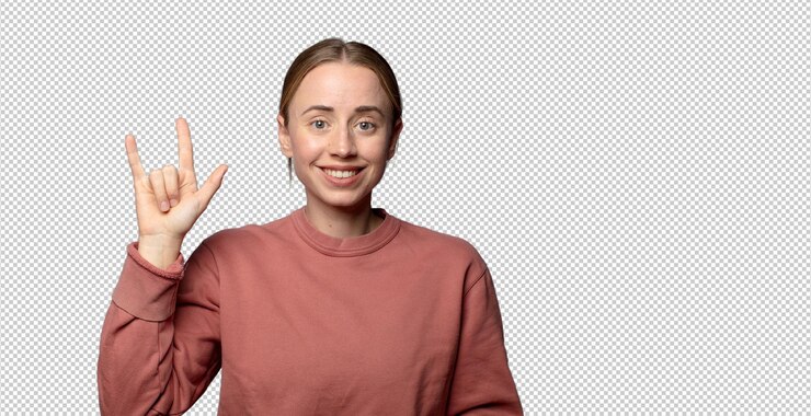 PSD grátis mulher loira sentindo-se feliz divertida confiante positiva e rebelde fazendo rock ou heavy metal sinal com a mão
