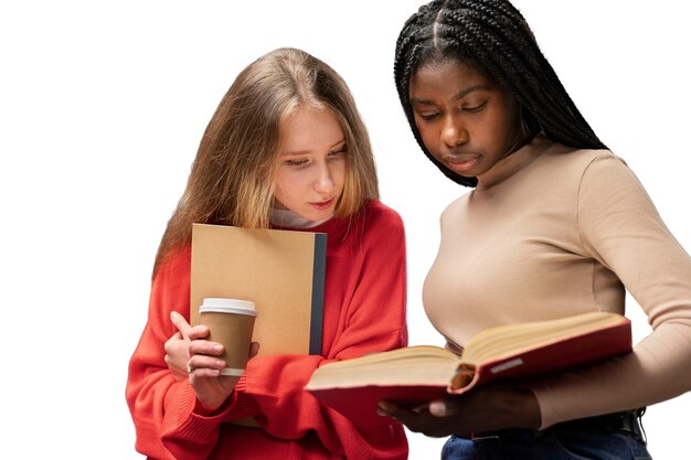 Mulheres de tiro médio a estudar.