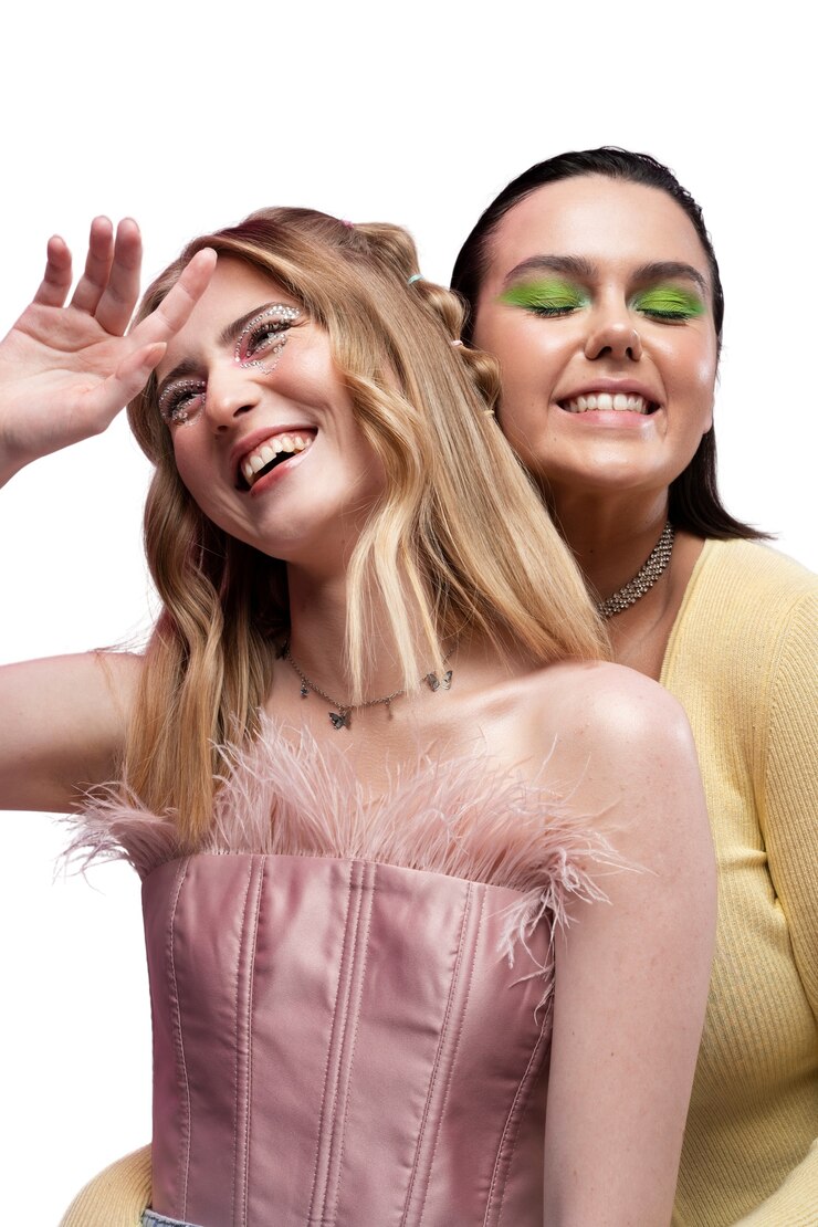 PSD grátis mulheres legais de tiro médio posando juntas