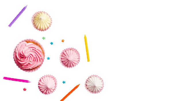 Objetos de aniversário usados para celebração isolados