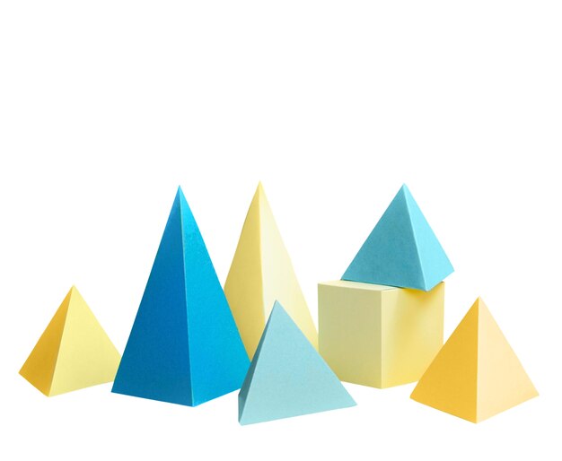 Objetos de papel abstratos isolados em fundo branco