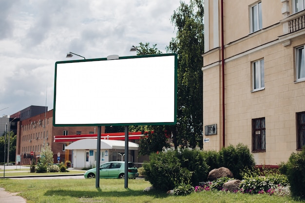 Outdoor com superfície em branco para publicidade