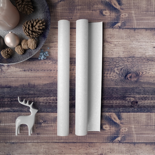 Papel em branco na mesa de madeira, rodeada por enfeites e pinheiros