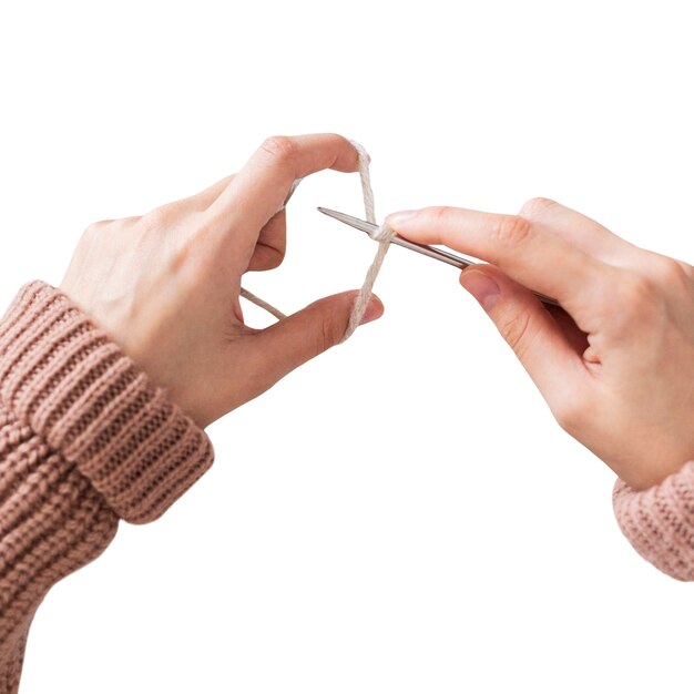 Pessoa com fio para crochet