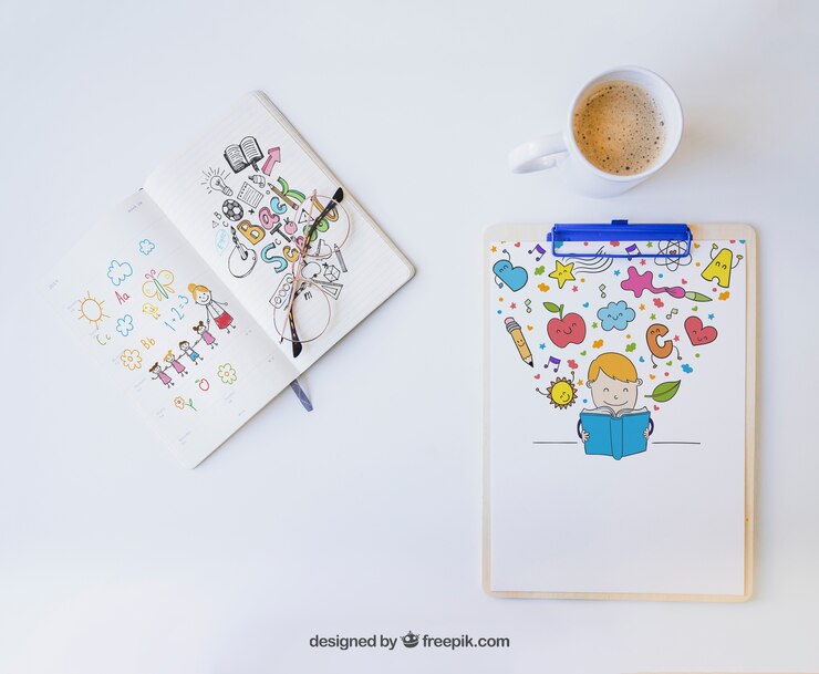PSD grátis prancheta e caderno com desenhos coloridos