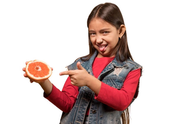 Retrato bonito da menina com toranja