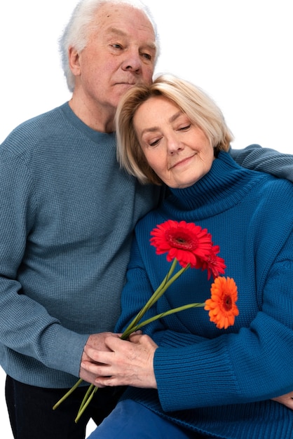 Retrato de estúdio de amar o casal de idosos