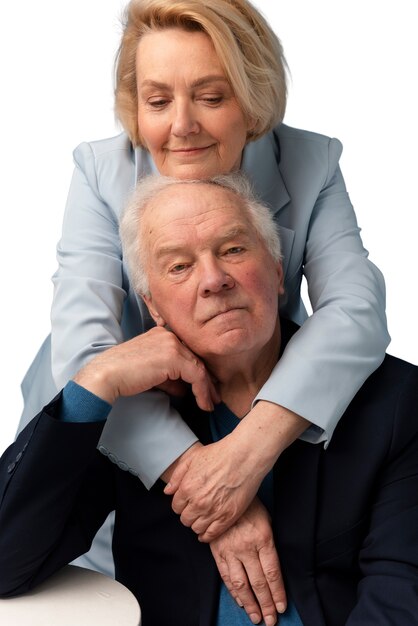 Retrato de estúdio de amar o casal de idosos