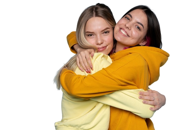 Retrato de estúdio de duas jovens amigas adolescentes