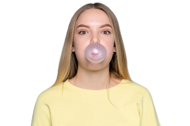 PSD grátis retrato de estúdio de jovem adolescente com balão de chiclete